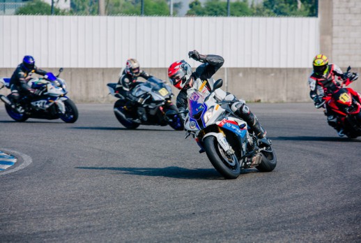 El coche montó la motocicleta - 12