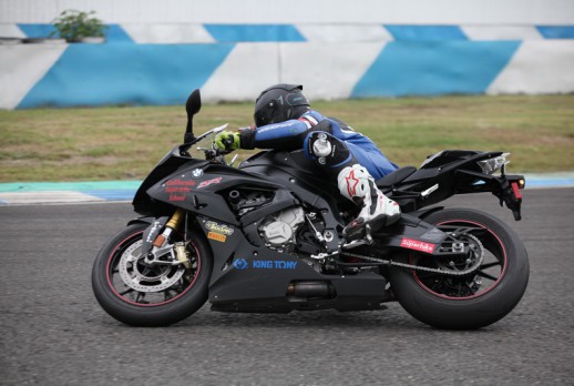 El coche montó la motocicleta - 21