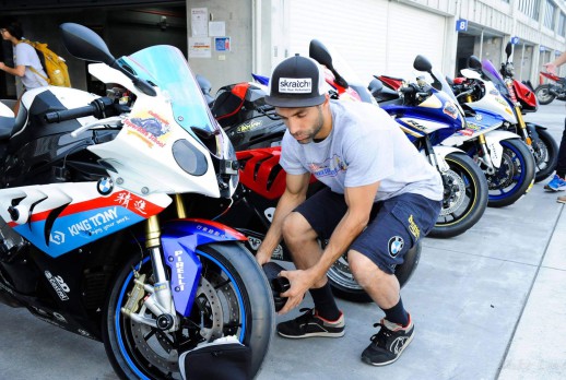 Los entrenadores revisan las motocicletas de los estudiantes - 02