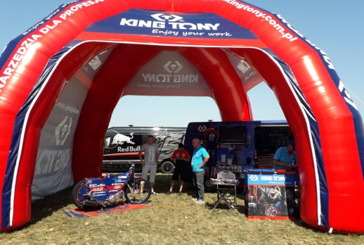 KING TONY攤位與廣告車