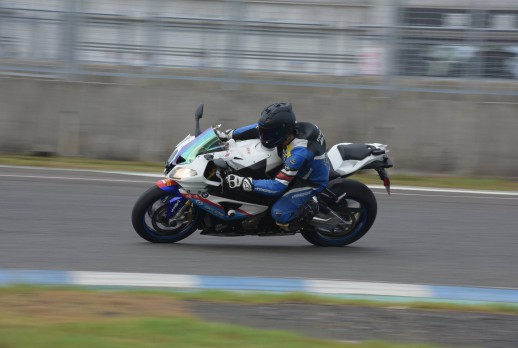 El coche montó la motocicleta - 09