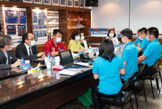 金统立与政府官员讨论议题