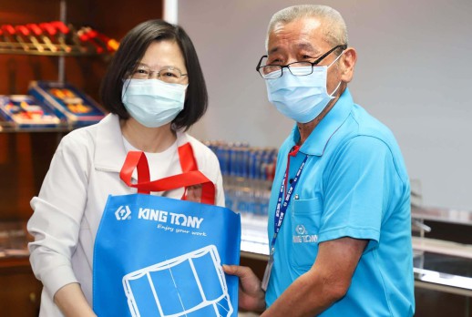 赠送蔡总统礼物