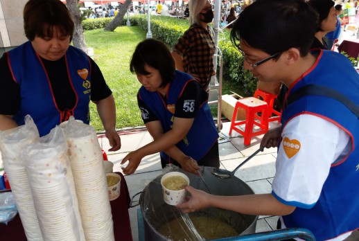 协助义卖产品分装