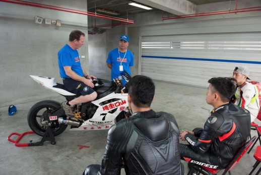 El entrenador enseñó a los estudiantes - 03