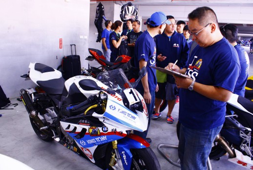 第一天 - 技师检验教练的重机