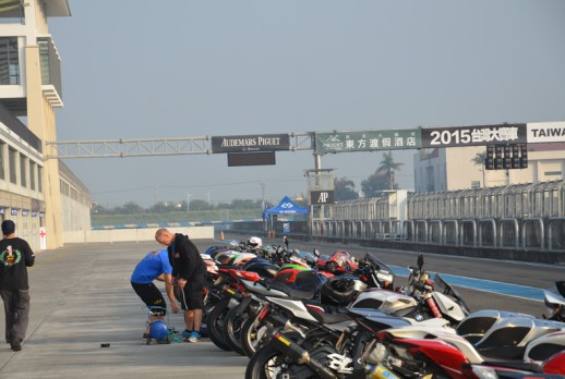 Los entrenadores revisan las motocicletas de los estudiantes