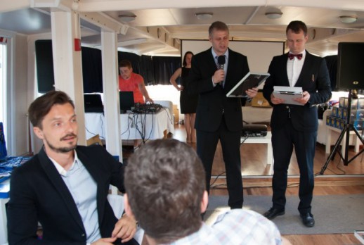 颁发竞赛得奖人员