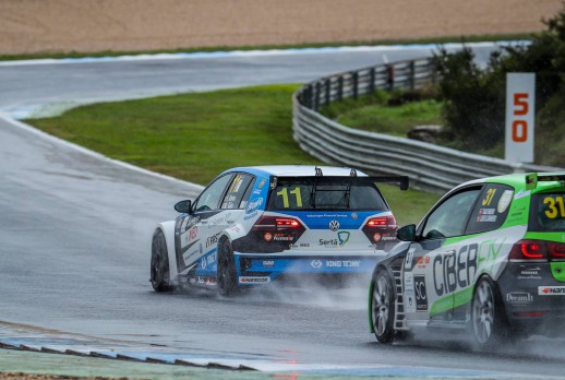 Coche de carreras en la lluvia - 03