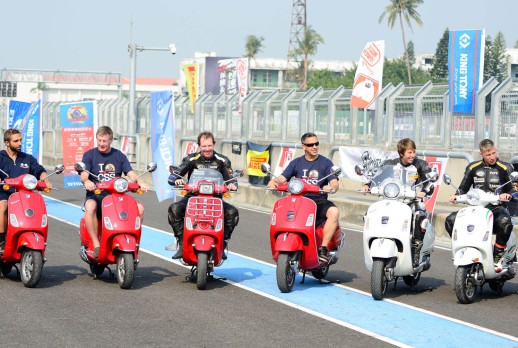 教练们骑摩托车巡赛道