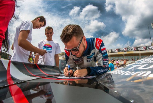 赛车手帮粉丝签名