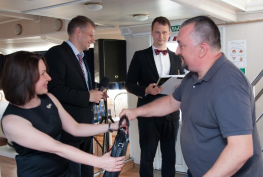 得奖人得到奖状与 KING TONY公文包 - 03