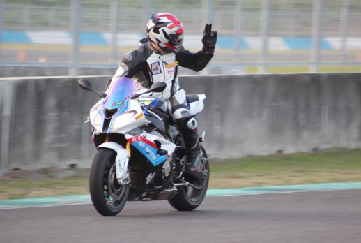 El coche montó la motocicleta - 14