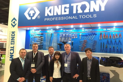 与顾客合照 - 04