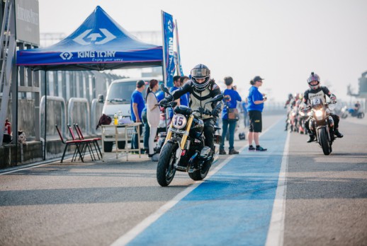 El estudiante está entrando en la pista - 04