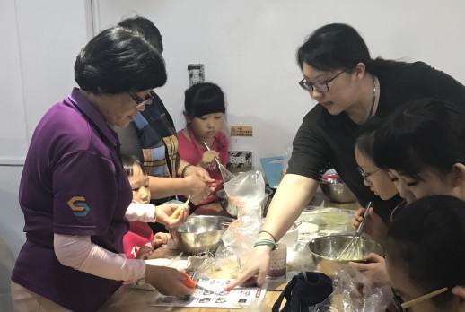 阿嬷也来帮忙啰