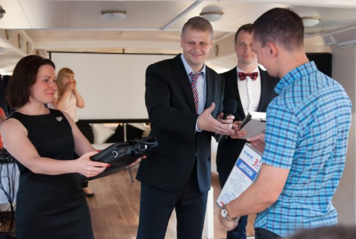 得奖人得到奖状与 KING TONY公文包 - 02