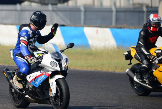 The coach rode motorcycle - 09