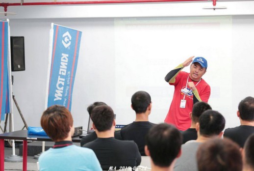 Víctor explica la especificación de seguridad de la pista día-04