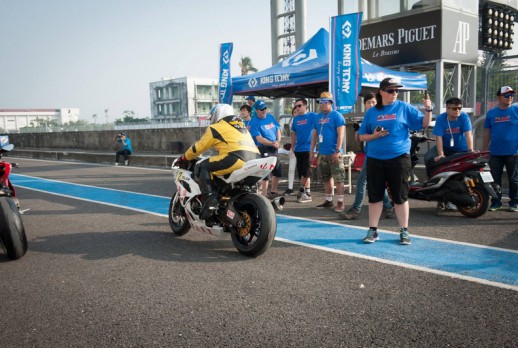 El estudiante está entrando en la pista - 02