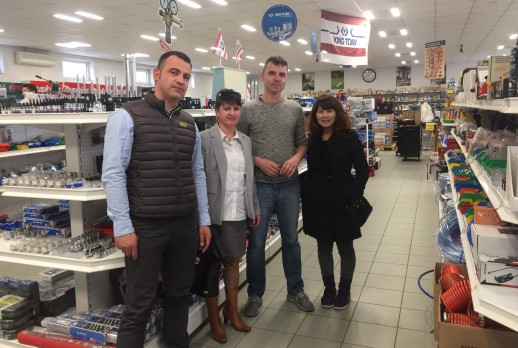 与顾客合照 - 04