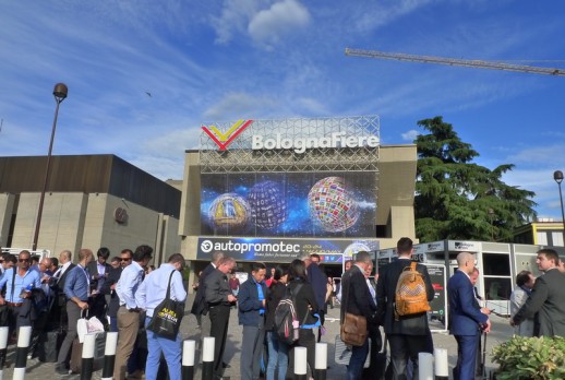 大家排队进入会场