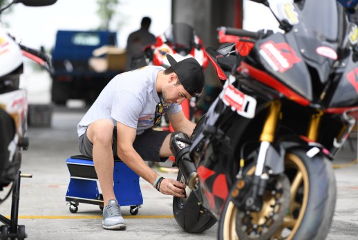 Los entrenadores revisan las motocicletas de los estudiantes - 01