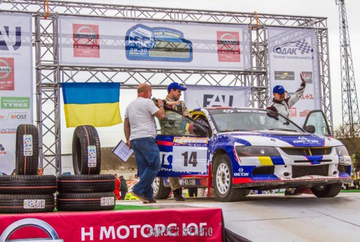 KING TONY比赛车在舞台上 - 01