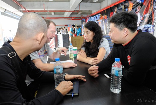 El entrenador enseña a los estudiantes - 01