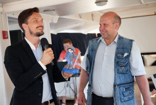 此纪念品献给俄罗斯代理商表现出色的员工