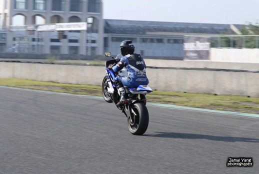 El coche montó la motocicleta - 07