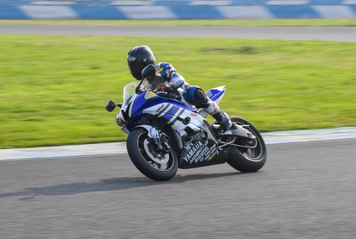 El coche montó la motocicleta - 01