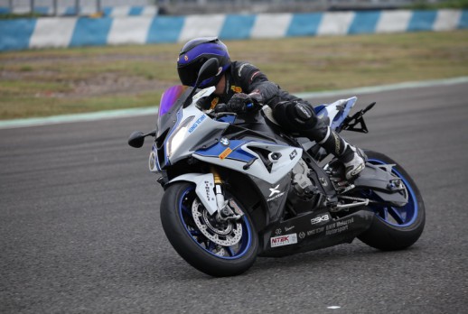 El coche montó la motocicleta - 04