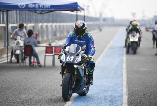 El estudiante está entrando en la pista