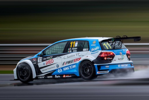 Coche de carreras en la lluvia - 02