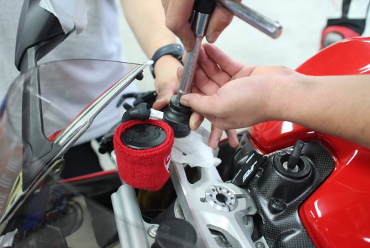 Uso de herramientas KING TONY para reparar motocicletas