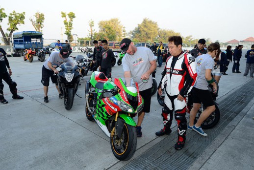 Coaches check the motorcycles of students one by one - 01