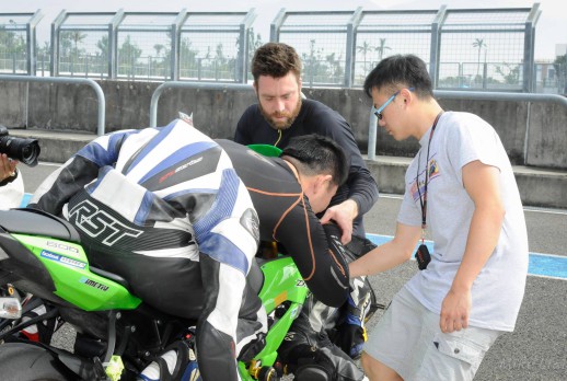 El entrenador enseña a los estudiantes - 06