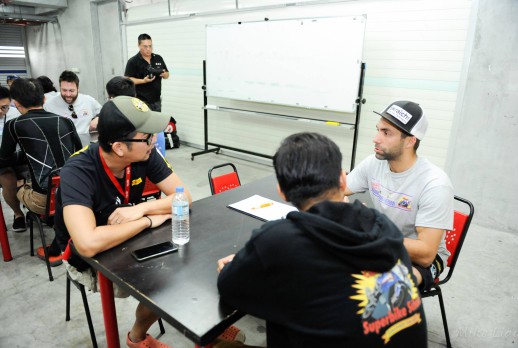 El entrenador enseña a los estudiantes - 04