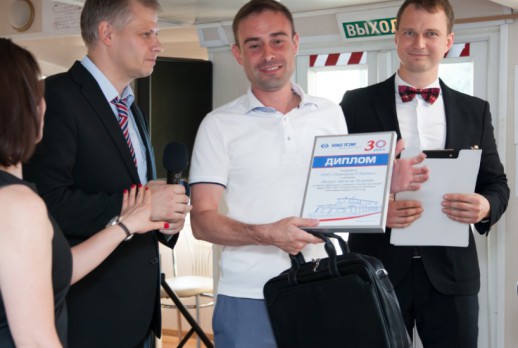 得奖人得到奖状与 KING TONY公文包 - 01