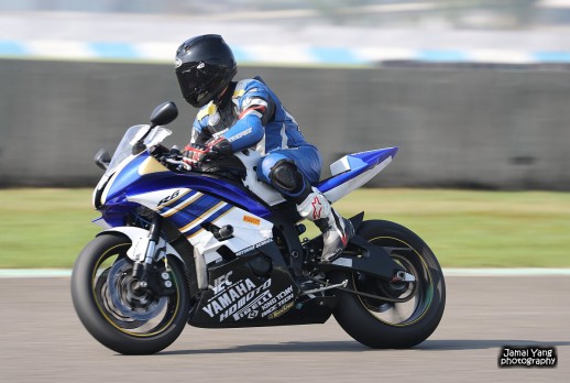 El coche montó la motocicleta - 03