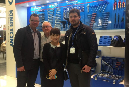 与顾客合照 - 02