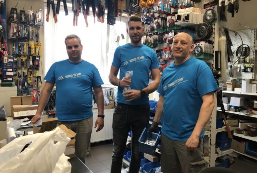 KING TONY工具五金店员工们 - 01