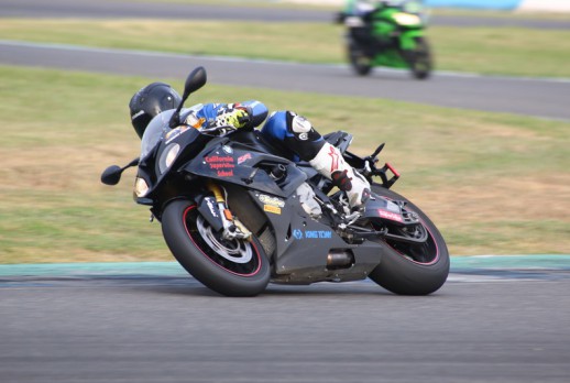 El coche montó la motocicleta - 19