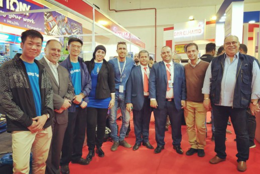 与顾客合照 - 04