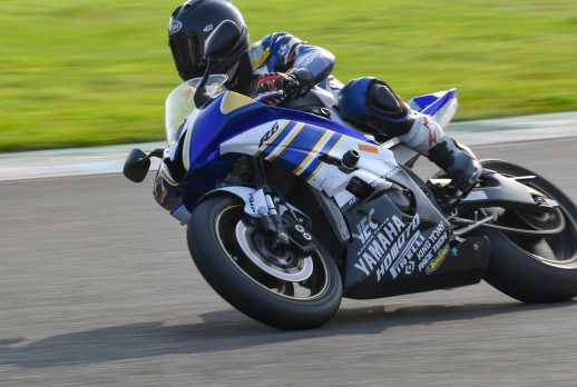 El coche montó la motocicleta - 02