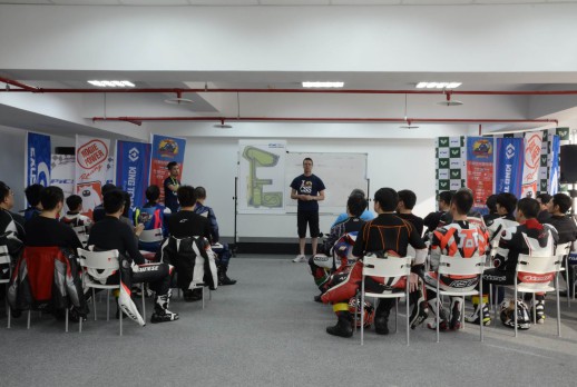 第一天 - 学员认真听教练说明课程