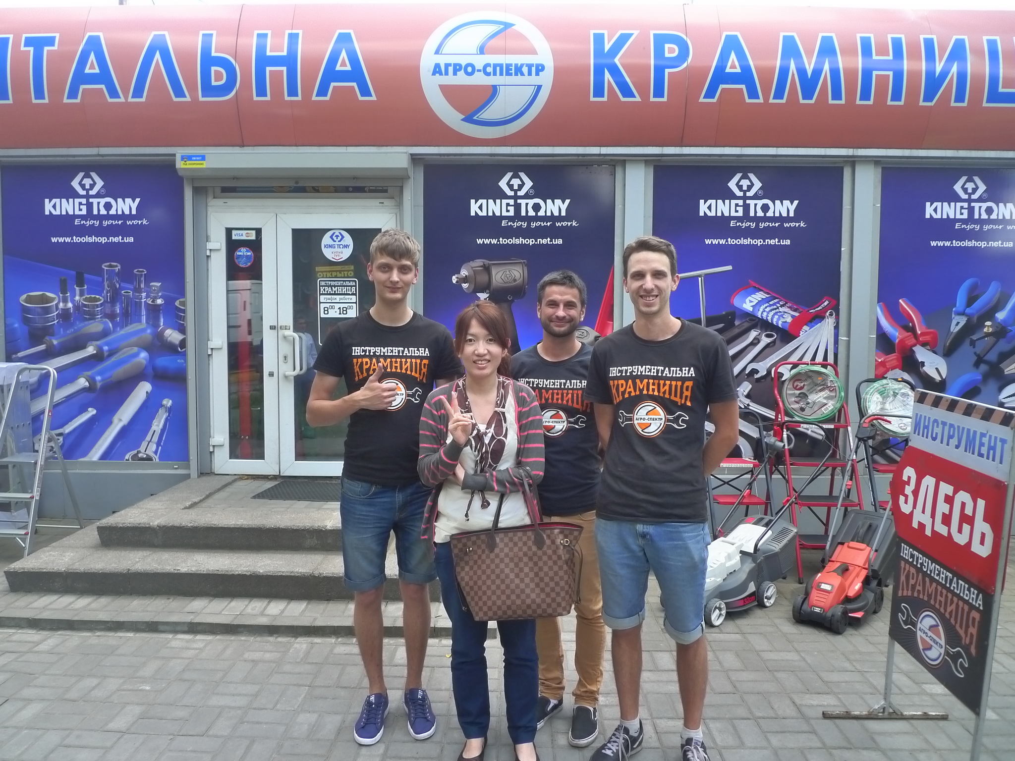 KING TONY with customer - 01